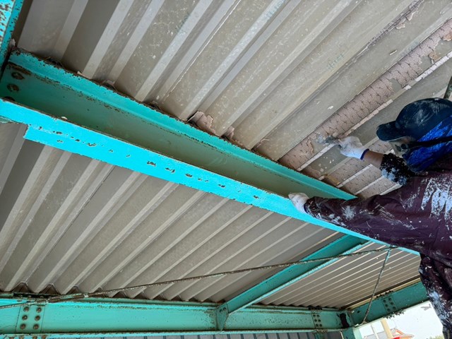 折半屋根のペフの撤去